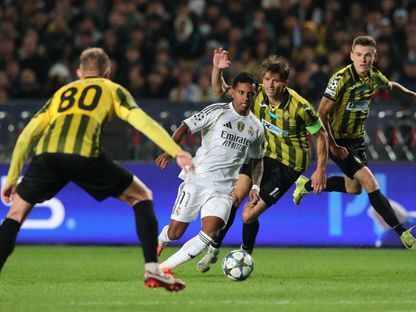 روديغو لاعب ريال مدريد ينطلق بالكرة متجاوزاً مدافعي كيرات الكازاخستاني - 30 سبتمبر 2025 - REUTERS