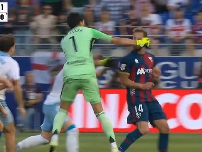 حارس سرقسطة إستيبان أندرادا يعتدي بالضرب على قائد هويسكا خورخي بوليدو في دوري الدرجة لاثانية الإسباني - 26 أبريل 2026 - screenshot