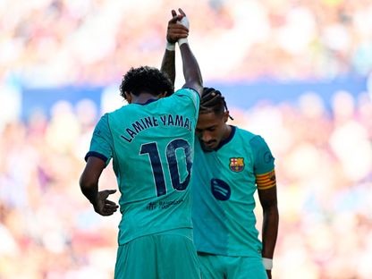 رافينيا ولامين يامال يحتفلان بهدف برشلونة أمام ليفانتي بالدوري الإسباني - 13 سبتمبر 2026 - Reuters