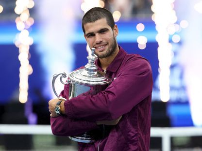 كارلوس ألكاراز مع كأس بطولة أميركا بعد فوزه في النهائي على يانيك سينر - 7 سبتمبر 2025 - REUTERS