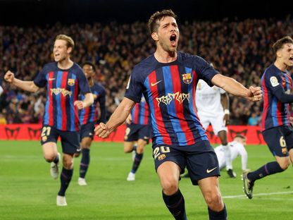 سيرجي روبرتو يحتفل بتسجيله هدفاً لبرشلونة في مرمى ريال مدريد بالدوري الإسباني في ملعب "كامب نو" - 19 مارس 2023 - Reuters 