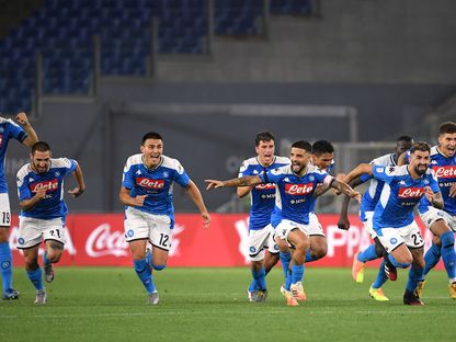 لاعبو "نابولي" خلال احتفالهم بالفوز في نهائي كأس إيطاليا على "يوفنتوس" - REUTERS
