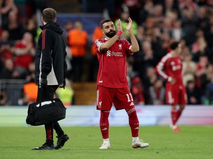 محمد صلاح مهاجم ليفربول يوجه التحية للجماهير قبل استبداله في مباراة غلطة سراي في دوري أبطال أوروبا - 18 مارس 2026 - Reuters