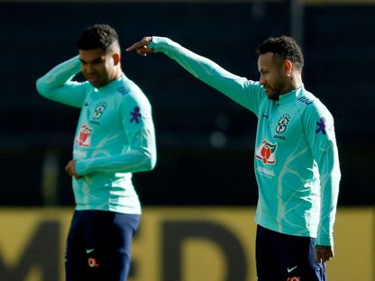نيمار وكاسيميرو خلال تدريب للبرازيل قبل مباراة ضد أوروغواي في تصفيات كأس العالم - 15 أكتوبر 2023 - Reuters