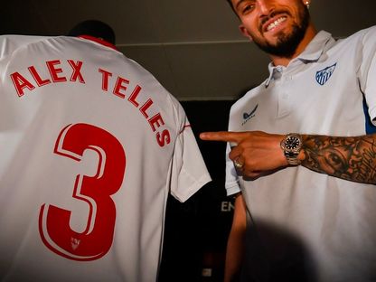 المدافع أليكس تيليس يحمل قميص نادي اشبيلية الإسباني - 4 أغسطس 2022 - twitter/@SevillaFC