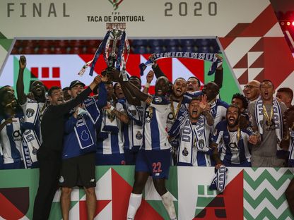  البرتغالي سيرجيو كونسيكاو مدرب بورتو ولاعبو النادي يحملون كأس البرتغال  - AFP