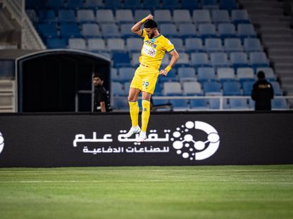 عمر السومة نجم العروبة يحتفل بتسجيل هدف في مرمى الرياض بدوري روشن السعودي - 1 مايو 2025 - X/@SPL