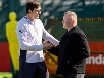 واين روني الهداف التاريخي لمانشستر يونايتد يصافح هاري ماغواير مدافع الفريق - x/ManUtd/