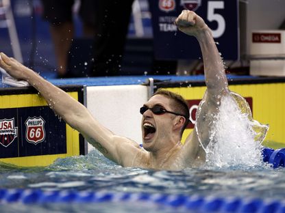 هانتر أرمسترونج بعد تسجيله الرقم القياسي العالمي في نهائي 50 متر ظهر رجال، في جرينسبورو، نورث كارولينا - 28 أبريل 2022 - AFP