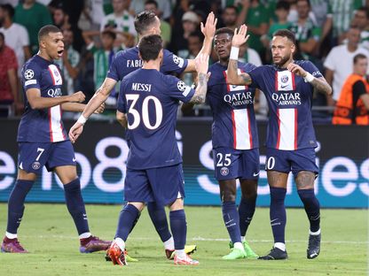 مهاجم باريس سان جيرمان نيمار يحتفل مع زملائه بعد تسجيله هدفاً في شباك مكابي حيفا. 14 سبتمبر 2022  - REUTERS