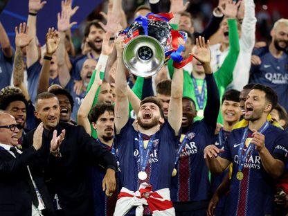 خفيتشا كفاراتسخيليا مهاجم باريس سان جيرمان يحتفل بكأس دوري أبطال أوروبا - 30 مايو 2026 - Reuters