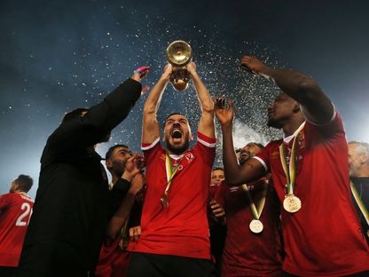 علي معلول يرفع كأس دوري أبطال إفريقيا بعد فوز الأهلي على الزمالك في النهائي - 27 نوفمبر 2020 - Reuters
