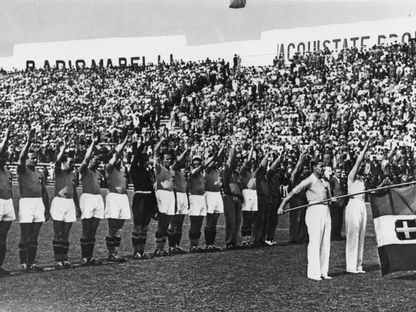 المنتخب الإيطالي يؤدي التحية الفاشية قبل نهائي كأس العالم 1934 في روما - 10 يونيو 1934 