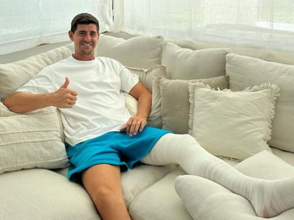 حارس مرمى ريال مدريد تيبو كورتوا بعد إصابته في ركبته - 10 أغسطس 2023 - Instagram