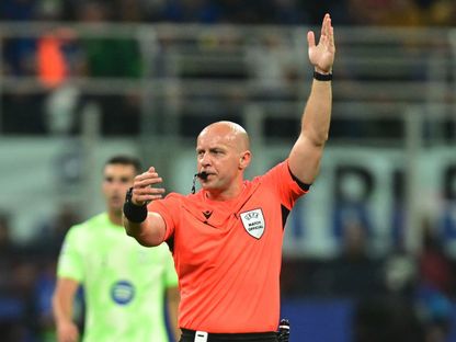الحكم سيمون مارتشينياك خلال مباراة بين إنتر ميلان وبرشلونة في نصف نهائي دوري أبطال أوروبا - 6 مايو 2025 - Reuters