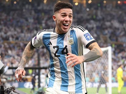 إنزو فيرنانديز خلال مباراة الأرجنتين والمكسيك في كأس العالم قطر 2022 - Twitter/@fifaworldcup_ar