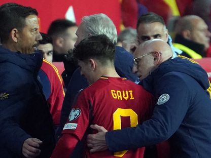 مدرب منتخب إسبانيا لويس دي لا فوينتي يواسي غافي أثناء استبداله بعد إصابته خلال مباراة ضد جورجيا - 19 نوفمبر 2023 - AFP