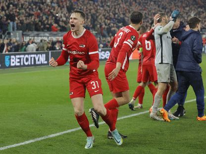 سام بيكيما لاعب ألكمار يحتفل مع زملائه بالتأهل لنصف نهائي المؤتمر الأوروبي على حساب أندرلخت - 20 أبريل 2023 - Reuters