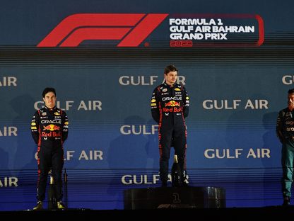 ماكس فرشتابن على منصة التتويج متوسّطاً سيرخيو بيريز وفرناندو ألونسو بعد فوزه بسباق جائزة البحرين - 5 مارس 2023 - Reuters 