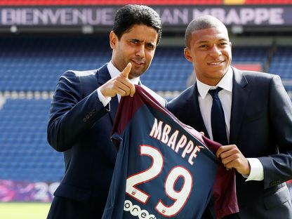 كيليا مبابي (يمين) وناصر الخليفي رئيس نادي باريس سان جيرمان - REUTERS