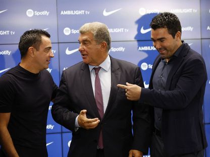 رئيس برشلونة جوان لابورتا رفقة المدرب تشافي والمدير الرياضي ديكو  - REUTERS