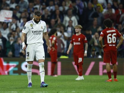 كريم بنزيما مهاجم ريال مدريد يغادر الملعب بعد إصابته أمام ليفربول - 15 مارس 2023  - reuters
