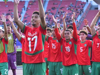 لاعبو المغرب يحتفلون مع الجمهور بعد الفوز على إسبانيا في كأس العالم للشباب تحت 20 عاماً - 29 أغسطس 2025 - x/EnMaroc