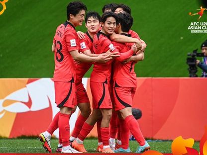 فرحة لاعبي منتخب كوريا الجنوبية بهدف في شباك الصين - 12 مارس 2023 - Reuters