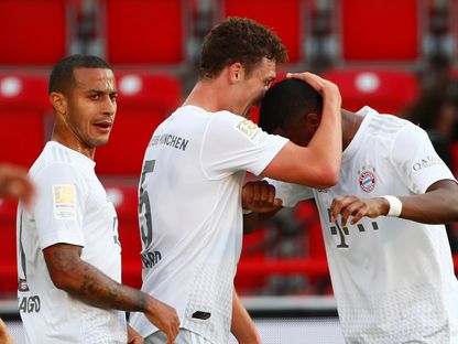 مدافع بايرن ميونيخ بنجامين بافارد (وسط) يحتفل بتسجيله هدف فريقه الثاني مع زملائه - AFP