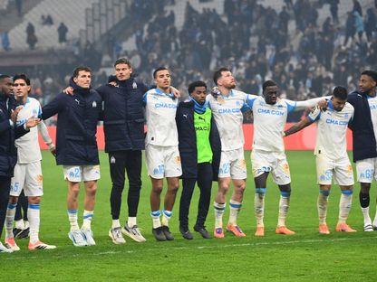 لاعبو أولمبيك مارسيليا يحتفلون بعد فوزهم على موناكو في الدوري الفرنسي - 14 ديسمبر 2025 - REUTERS