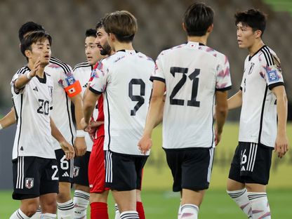 لاعبون يابانيون يحتفلون بتسجيل هدف في مرمى سوريا خلال تصفيات كأس العالم 2026 - 21 نوفمبر 2023 - AFP