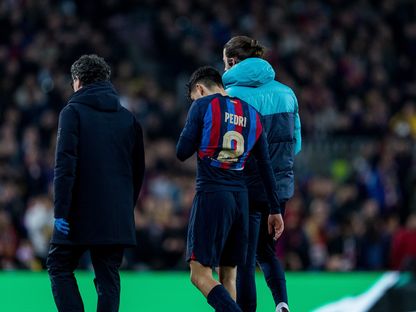 بيدري لاعب برشلونة يخرج مصابا من الملعب خلال مواجهة مانشستر يونايتد - 16 فبراير 2023 - TWITTER/@FCBarcelona
