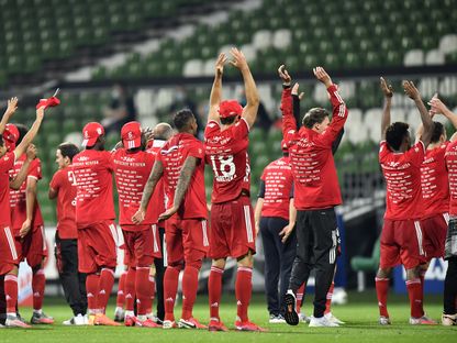 فرحة لاعبي بايرن ميونيخ بلقب "بوندسليغا" - AFP