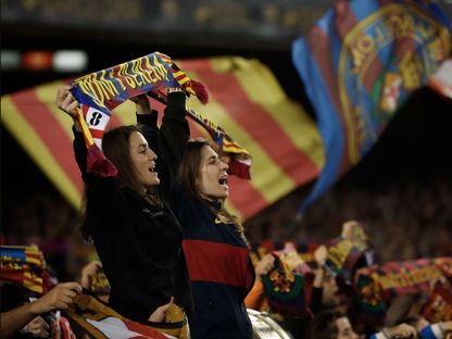 جمهور برشلونة في ملعب كامب نو - Reuters