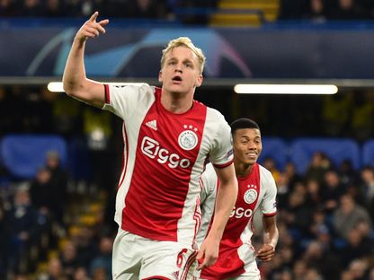 لاعب وسط فريق أياكس  أمستردتم الهولندي دوني فان دي بيك يحتفل بعد تسجيله هدفاً - AFP