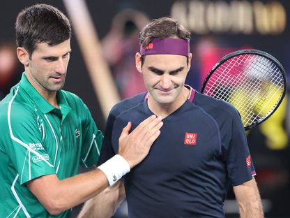 الصربي نوفاك دجكوفيتش  يفوز على السويسري روجر فيدرر  خلال مباراة نصف نهائي فردي الرجال في اليوم الـ11 من بطولة أستراليا المفتوحة للتنس في ملبورن في 30 يناير 2020. - AFP