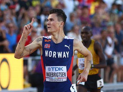 النرويجي جاكوب إنجبريجستن يحتفل بذهبية سباق 5 آلاف متر ببطولة العالم - 25 يوليو 2022 - REUTERS