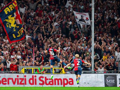 لاعبو جنوى يحتفلون مع الجمهور بعد التسجيل في مرمى روما - 28 سبتمبر 2023 - X/@GenoaCFC