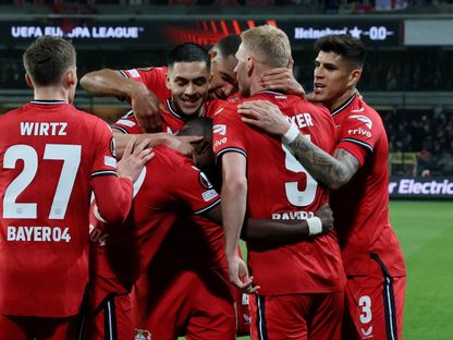 ميتشل باكر ولاعبون من باير ليفركوزن يحتفلون بهدفه في مرمى سانت جيلواز بالدوري الأوروبي - 20 أبريل 2023 - Reuters