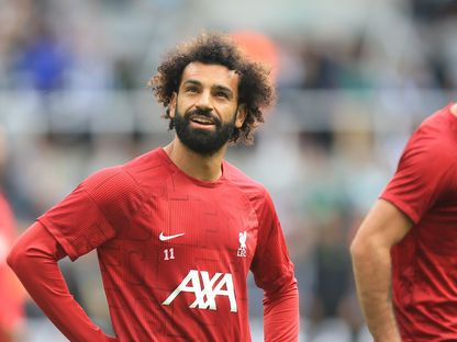 محمد صلاح يقوم بعملية الإحماء قبل مواجهة ليفربول ونيوكاسل - 27 أغسطس 2023 - AFP