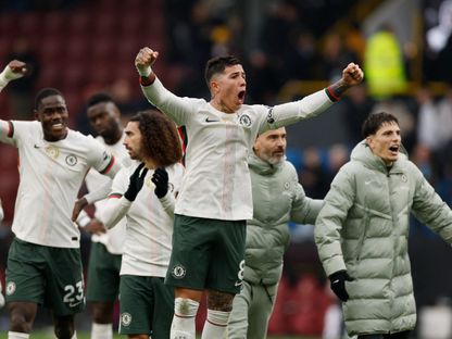 إنزو فرنانديز يحتفل مع جماهير تشيلسي بالفوز على بيرنلي في الدوري الإنجليزي الممتاز - 22 نوفمبر 2025 - Action Images via Reuters