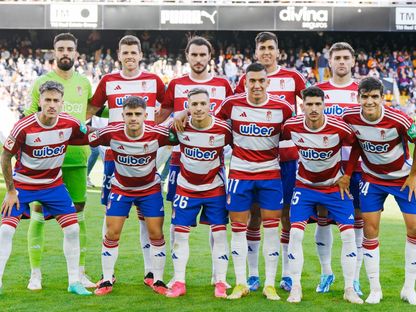 صورة جماعية للاعبي غرناطة قبل مواجهة أروسا في كأس ملك إسبانيا - 2 نومفبر 2023 - facebbok/GRANADACF.