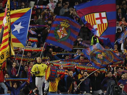 جماهير برشلونة في ملعب "كامب نو" خلال مواجهة مانشستر يونايتد في الدوري الأوروبي - 16 فبراير 2023 - REUTERS