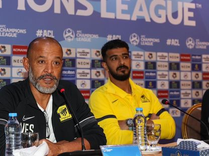 نونو سانتو مدرب نادي الاتحاد السعودي وحارس المرمى عبدالله المعيوف في المؤتمر الصحفي قبل مواجهة سباهان - 1 أكتوبر 2023 - X/@ittihad