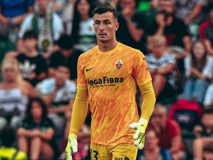 إينياكي بينيا حارس مرمى إلتشي بمواجهة ريال أوفييدو في الدوري الإسباني - 21 سبتمبر 2025 - X/@inakipenya