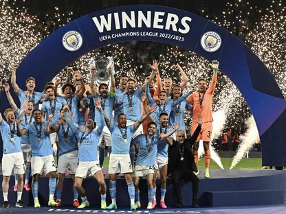 فريق مانشستر سيتي يرفع كأس ذات الأذنين دوري أبطال أوروبا موسم 2023/2022 - Reuters