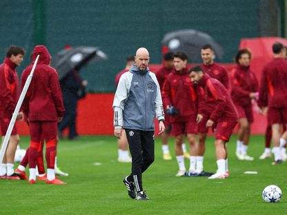 مدرب مانشستر يونايتد إريك تن هاغ خلال حصة تدريبية للفريق - 19 سبتمبر 2023 - REUTERS