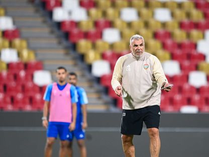 كوزمين أولاريو مدرب الإمارات خلال تدريب المنتخب - 2 يونيو 2025 - X/@UAEFNT
