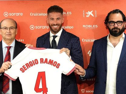 المخضرم سيرجيو راموس عند تقديمه لاعباً جديداً لفريق إشبيلية - 6 سبتمبر 2023 - twitter/SevillaFC