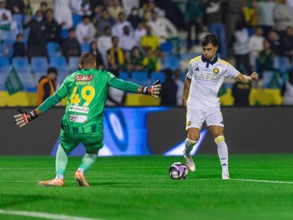 جواو فيليكس لاعب النصر يقود هجمة في مباراة الخليج بالدوري السعودي - 14 مارس 2026 - X/@aawsat_spt